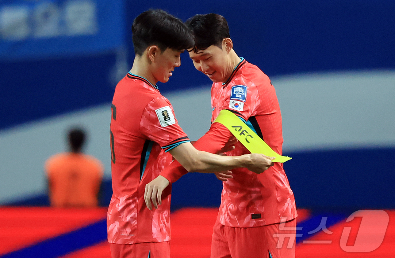 (서울=뉴스1) 김진환 기자 = 10일 오후 서울 마포구 상암동 서울월드컵경기장에서 열린 2026 국제축구연맹(FIFA) 북중미 월드컵 아시아 3차 예선 B조 10차전 대한민국과 …