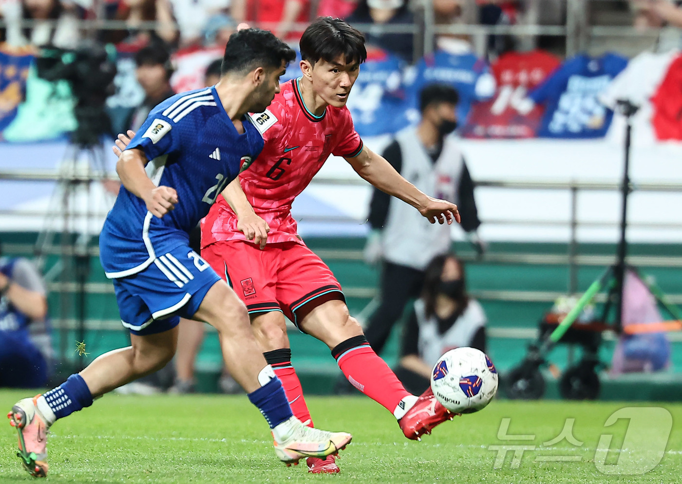 (서울=뉴스1) 김도우 기자 = 10일 오후 서울 마포구 상암동 서울월드컵경기장에서 열린 2026 국제축구연맹(FIFA) 북중미 월드컵 아시아 3차 예선 B조 10차전 대한민국과 …