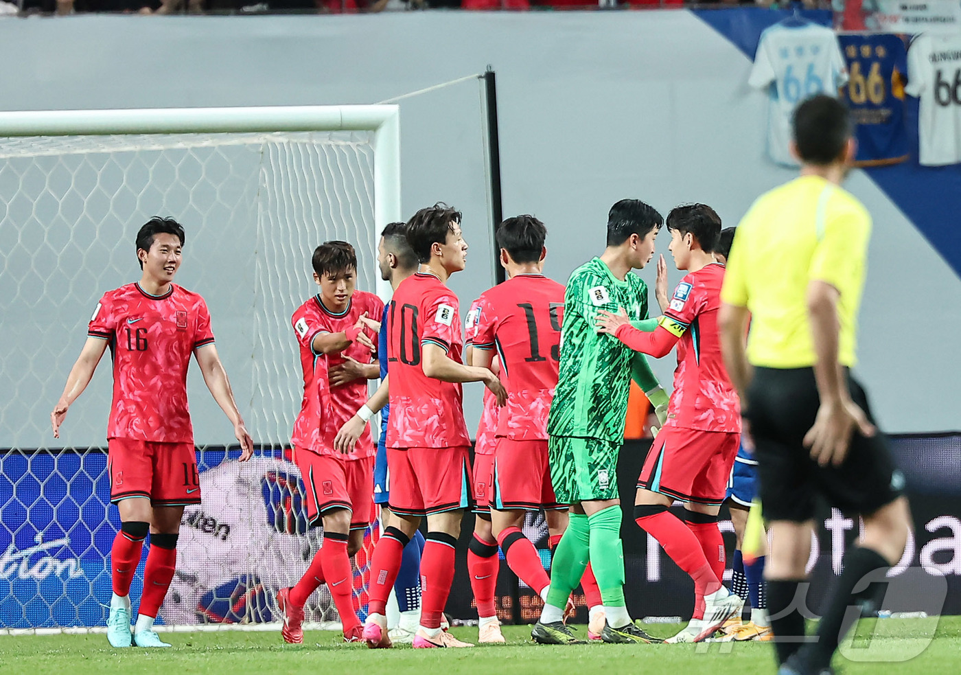 (서울=뉴스1) 김도우 기자 = 10일 오후 서울 마포구 상암동 서울월드컵경기장에서 열린 2026 국제축구연맹(FIFA) 북중미 월드컵 아시아 3차 예선 B조 10차전 대한민국과 …