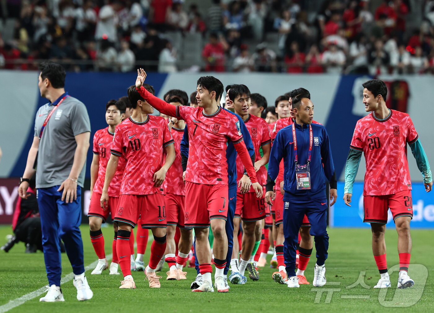 본문 이미지 - 대한민국 선수들이 10일 오후 서울 마포구 상암동 서울월드컵경기장에서 열린 2026 국제축구연맹&#40;FIFA&#41; 북중미 월드컵 아시아 3차 예선 B조 10차전 대한민국과 쿠웨이트의 경기 4대0 승리 후 관중에게 인사하고 있다. 2025.6.10/뉴스1 ⓒ News1 김도우 기자