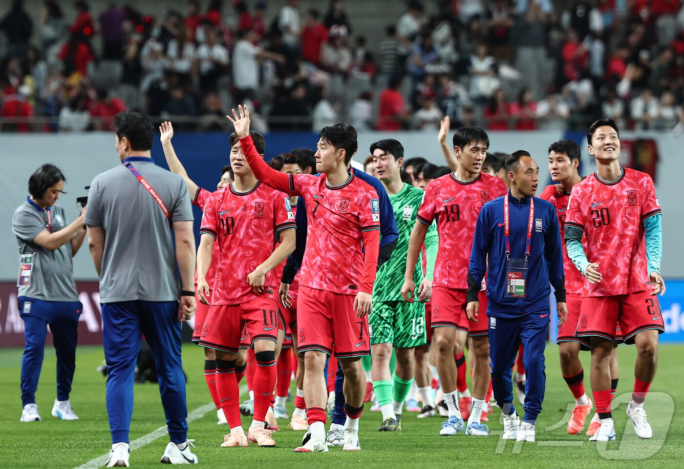 본문 이미지 - 대한민국 축구대표팀 선수들이 10일 오후 서울 마포구 상암동 서울월드컵경기장에서 열린 2026 국제축구연맹&#40;FIFA&#41; 북중미 월드컵 아시아 3차 예선 B조 10차전 대한민국과 쿠웨이트의 경기 4대0 승리 후 관중에게 인사하고 있다. 2025.6.10/뉴스1 ⓒ News1 김도우 기자