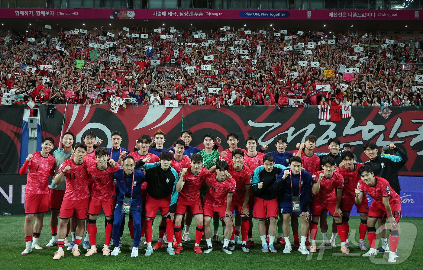 본문 이미지 - 대한민국 축구 국가대표팀 선수들이 10일 서울월드컵경기장에서 쿠웨이트와의 2026 북중미 월드컵 아시아 3차 예선 최종전에서 승리한 뒤 열린 11회 연속 월드컵 본석 진출 축하 행사에서 팬들과 함께 기념 촬영을 하고 있다.2025.6.10/뉴스1 ⓒ News1 김진환 기자