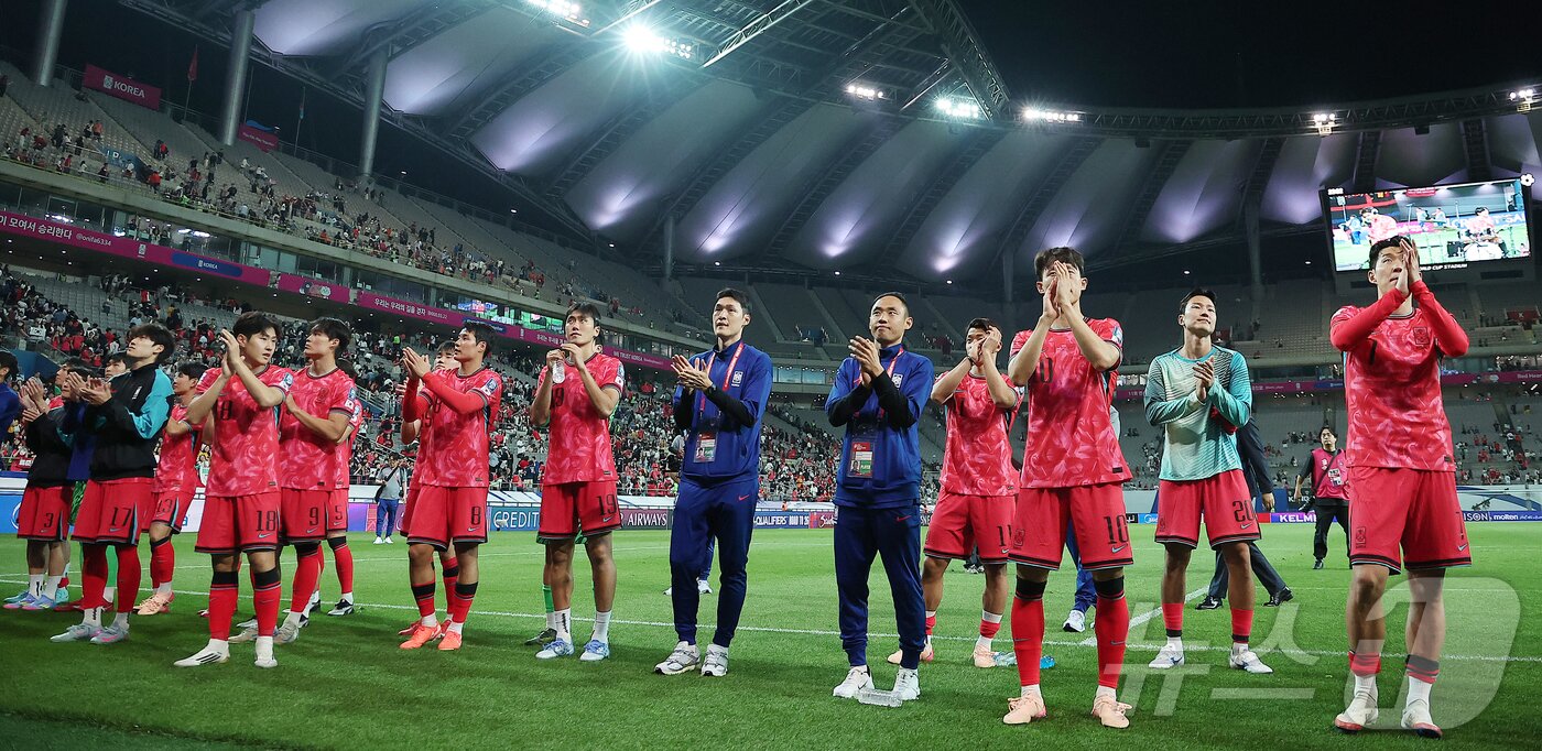 본문 이미지 - 대한민국 축구 국가대표팀 선수들이 10일 서울월드컵경기장에서 쿠웨이트와의 2026 북중미 월드컵 아시아 3차 예선 최종전에서 승리한 뒤 열린 11회 연속 월드컵 본선 진출 축하 행사에서 팬들과 함께 기념 촬영을 하고 있다.2025.6.10/뉴스1 ⓒ News1 김진환 기자