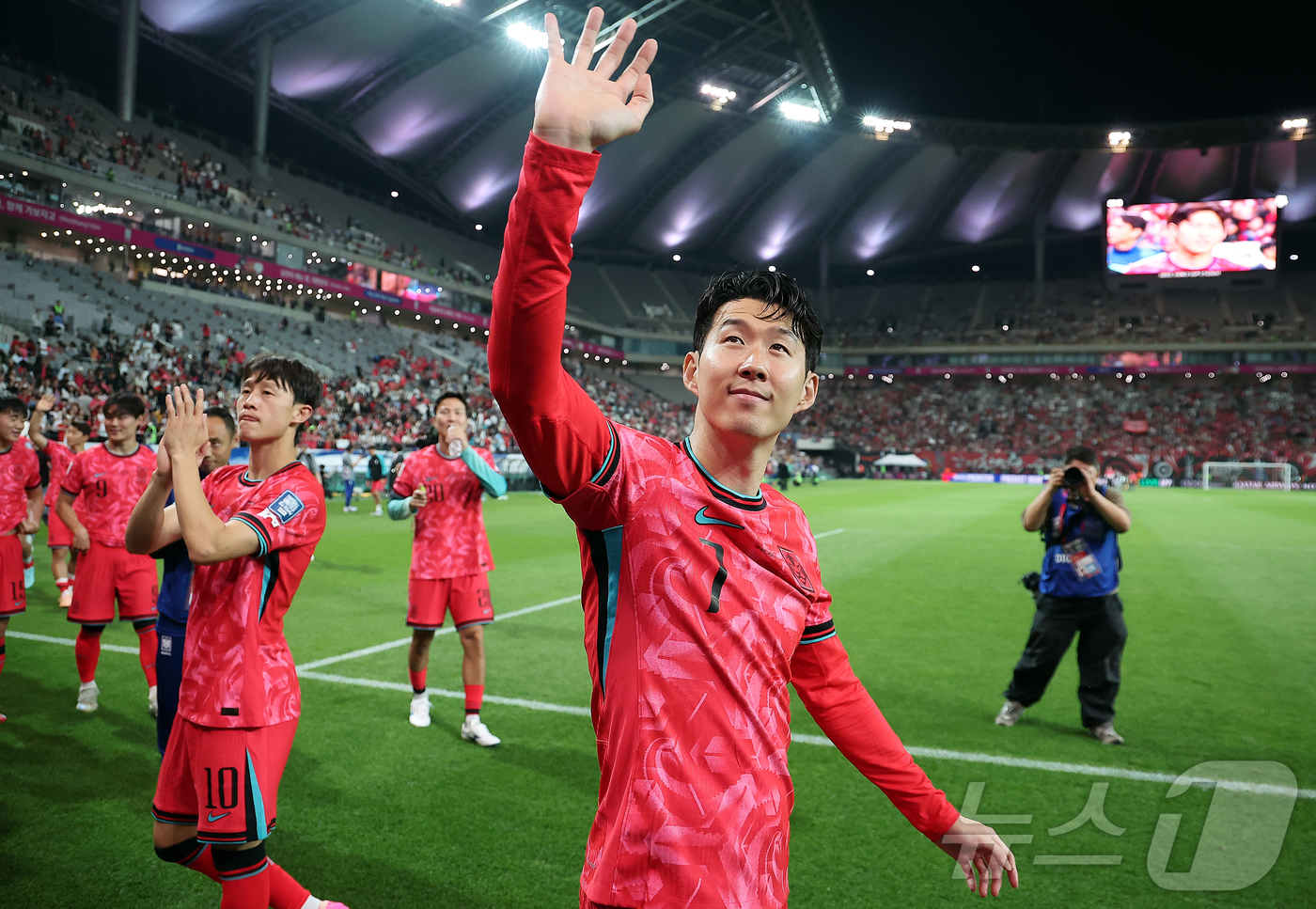 (서울=뉴스1) 김진환 기자 = 대한민국 축구 국가대표팀 손흥민을 비롯한 선수들이 10일 서울월드컵경기장에서 쿠웨이트와의 2026 북중미 월드컵 아시아 3차 예선 최종전에서 승리한 …
