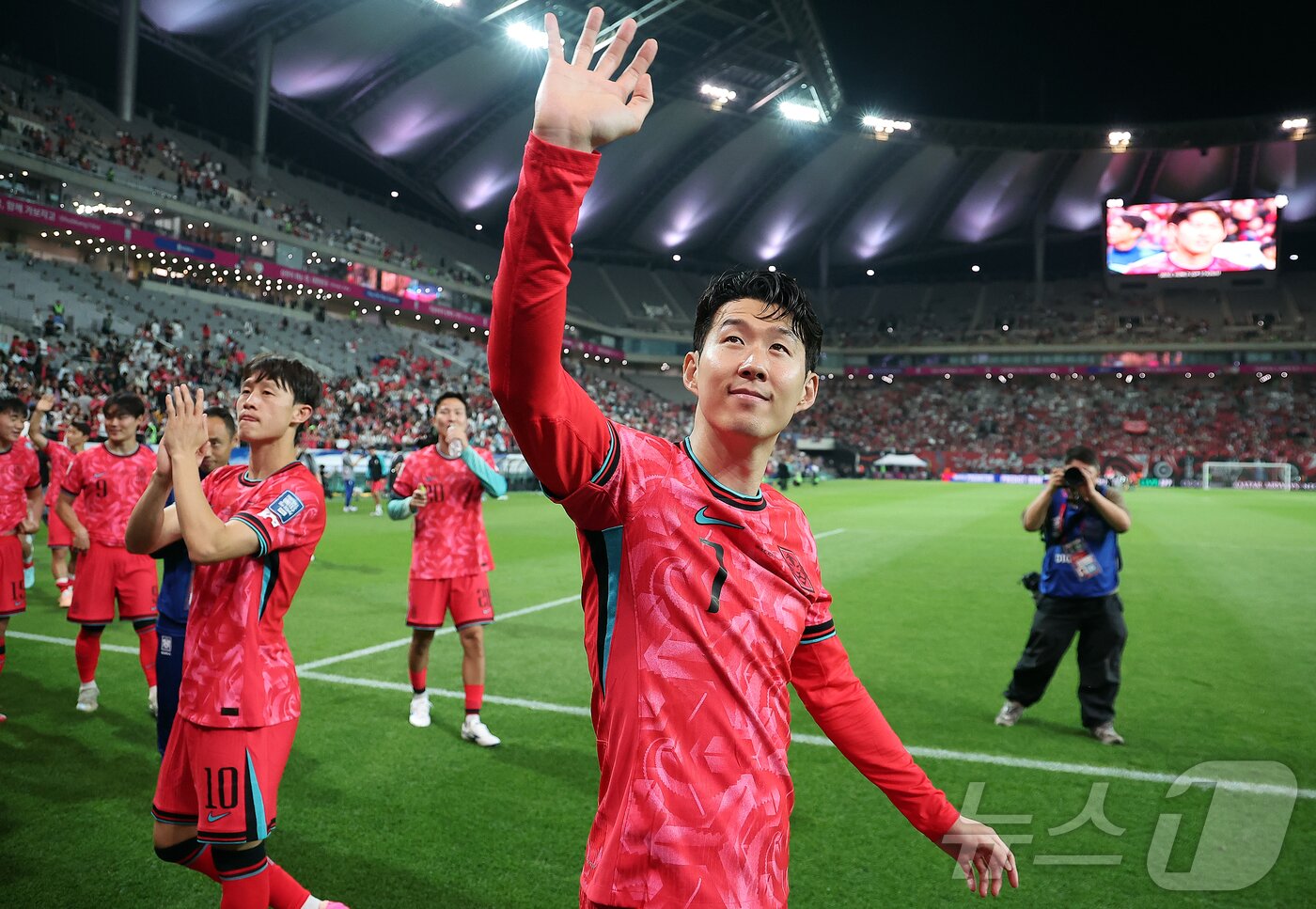 본문 이미지 - 대한민국 축구 국가대표팀 손흥민을 비롯한 선수들이 10일 서울월드컵경기장에서 쿠웨이트와의 2026 북중미 월드컵 아시아 3차 예선 최종전에서 승리한 뒤 열린 11회 연속 월드컵 본석 진출 축하 행사에서 팬들에게 인사하고 있다.2025.6.10/뉴스1 ⓒ News1 김진환 기자