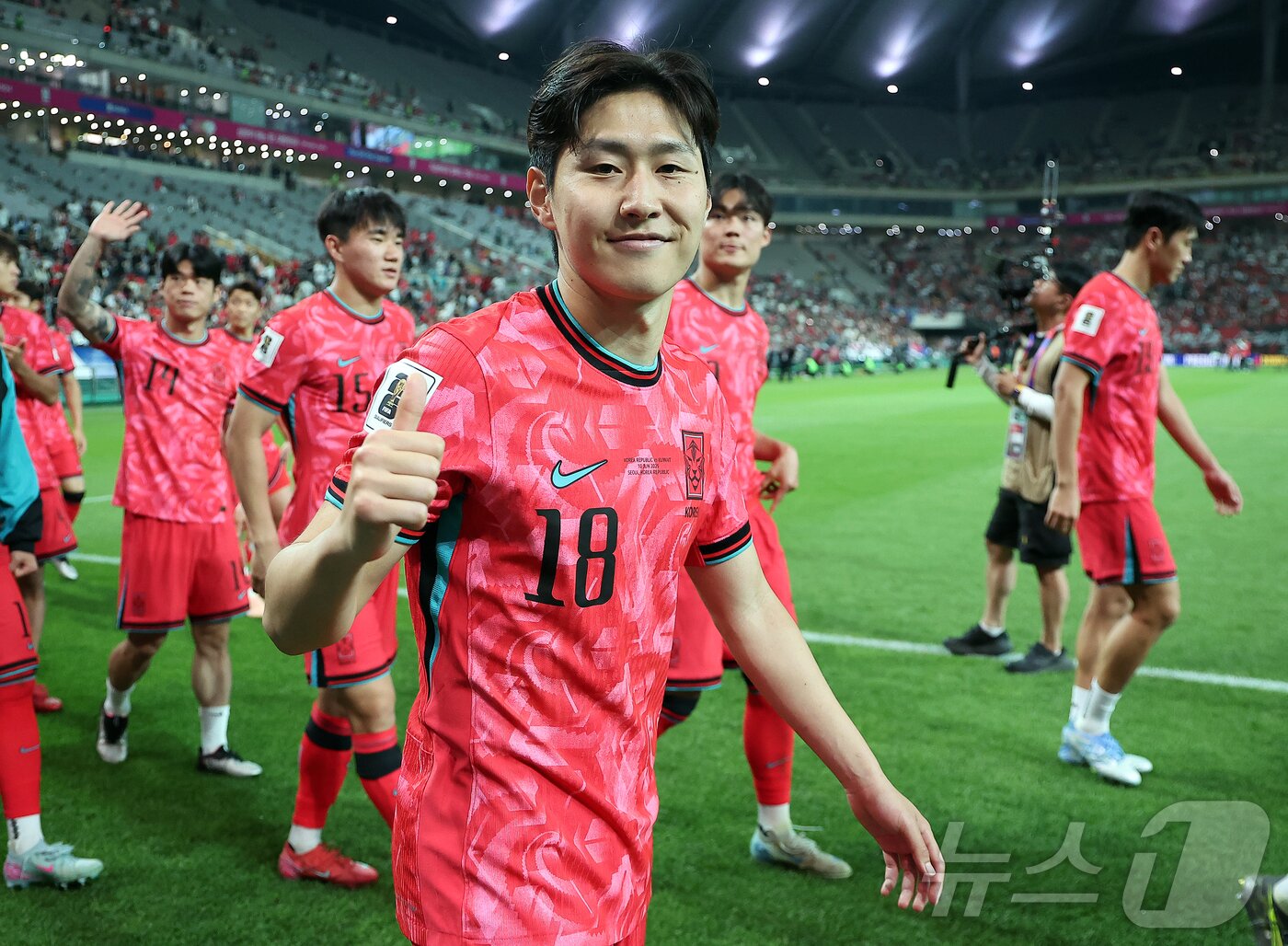 본문 이미지 - 대한민국 축구 국가대표팀 이강인이 10일 서울월드컵경기장에서 쿠웨이트와의 2026 북중미 월드컵 아시아 3차 예선 최종전에서 승리한 뒤 열린 11회 연속 월드컵 본석 진출 축하 행사에서 카메라를 보며 미소를 짓고 있다.2025.6.10/뉴스1 ⓒ News1 김진환 기자