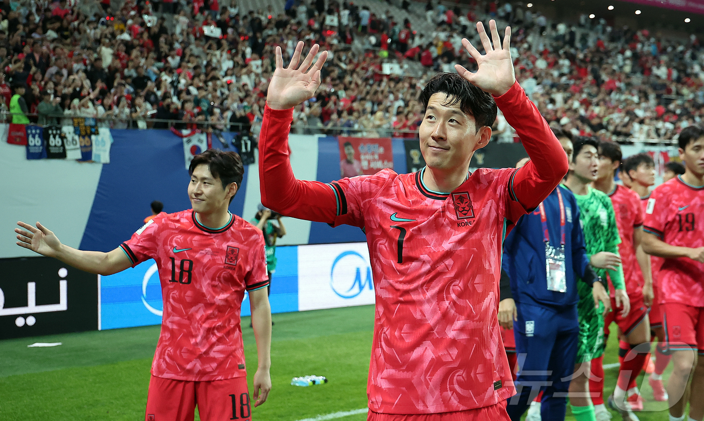 (서울=뉴스1) 김진환 기자 = 대한민국 축구 국가대표팀 손흥민과 이강인을 비롯한 선수들이 10일 서울월드컵경기장에서 쿠웨이트와의 2026 북중미 월드컵 아시아 3차 예선 최종전에 …