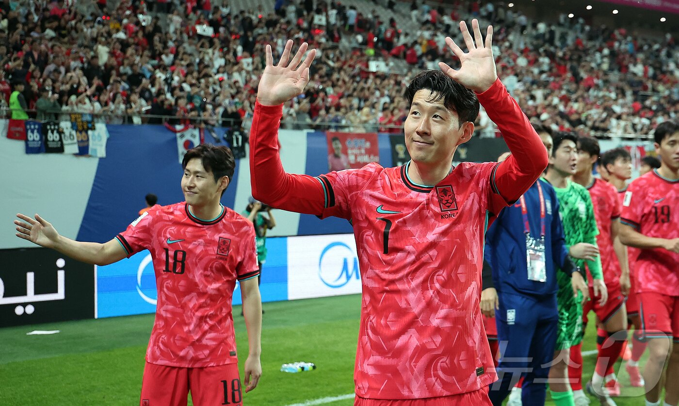 본문 이미지 - 대한민국 축구 국가대표팀 손흥민과 이강인을 비롯한 선수들이 10일 서울월드컵경기장에서 쿠웨이트와의 2026 북중미 월드컵 아시아 3차 예선 최종전에서 승리한 뒤 열린 11회 연속 월드컵 본선 진출 축하 행사에서 팬들에게 인사하고 있다.2025.6.10/뉴스1 ⓒ News1 김진환 기자