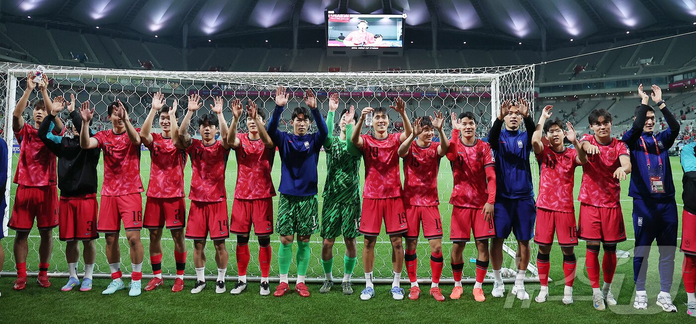 본문 이미지 - 대한민국 축구 국가대표팀 선수들이 10일 서울월드컵경기장에서 쿠웨이트와의 2026 북중미 월드컵 아시아 3차 예선 최종전에서 승리한 뒤 열린 11회 연속 월드컵 본선 진출 축하 행사에서 팬들과 함께 기념 촬영을 하고 있다.2025.6.10/뉴스1 ⓒ News1 김진환 기자