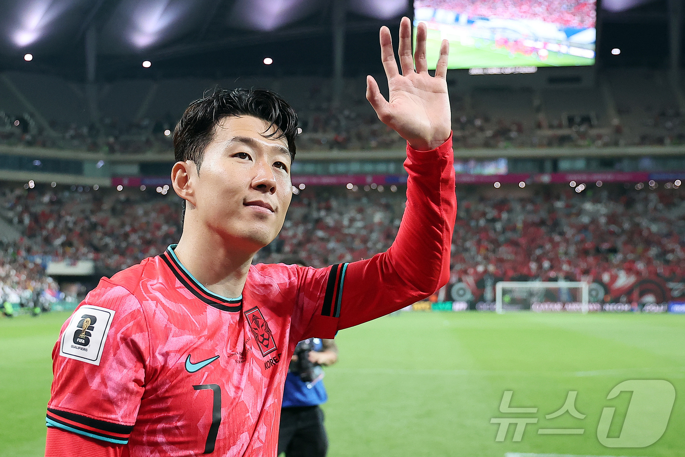 (서울=뉴스1) 김진환 기자 = 대한민국 축구 국가대표팀 손흥민이 10일 서울월드컵경기장에서 쿠웨이트와의 2026 북중미 월드컵 아시아 3차 예선 최종전에서 승리한 뒤 열린 11회 …