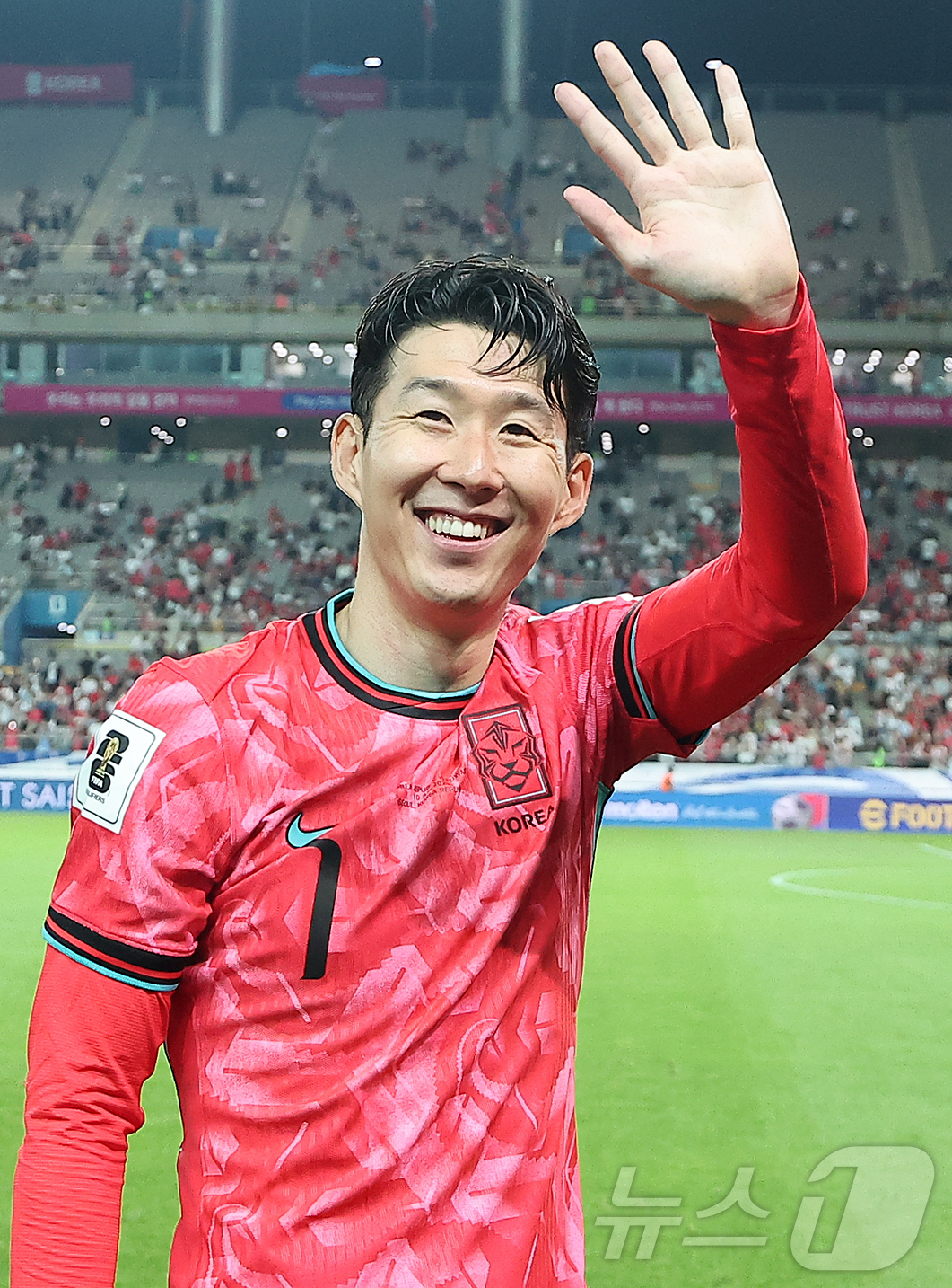 (서울=뉴스1) 김진환 기자 = 대한민국 축구 국가대표팀 손흥민이 10일 서울월드컵경기장에서 쿠웨이트와의 2026 북중미 월드컵 아시아 3차 예선 최종전에서 승리한 뒤 열린 11회 …