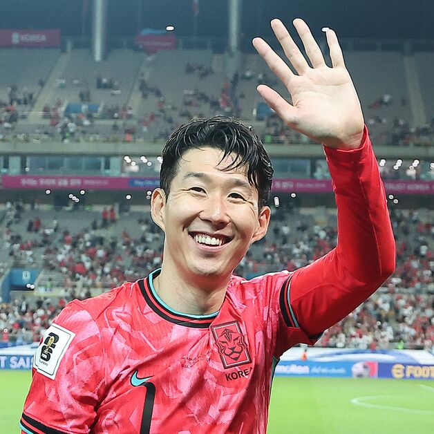 손흥민 "팬들 보고 싶어 무리해 출전…새 시즌 거취는 나도 궁금"