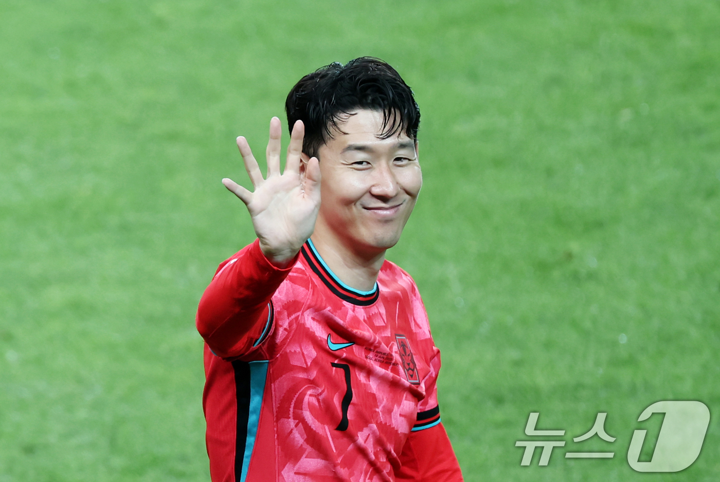 (서울=뉴스1) 이승배 기자 = 10일 오후 서울 마포구 상암동 서울월드컵경기장에서 열린 2026 국제축구연맹(FIFA) 북중미 월드컵 아시아 3차 예선 B조 10차전 대한민국과 …
