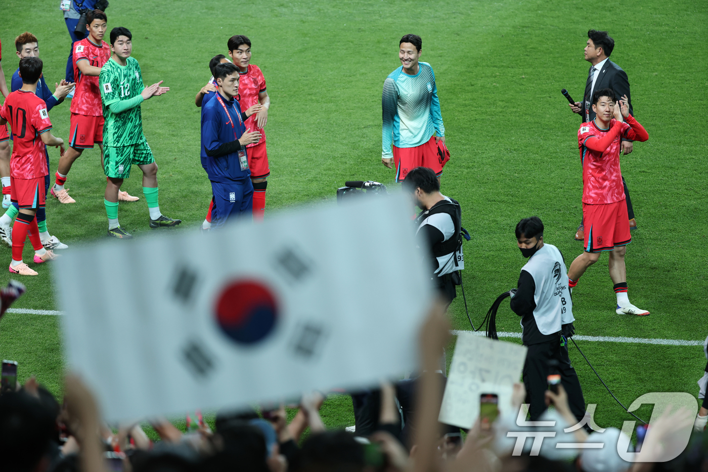 (서울=뉴스1) 이승배 기자 = 10일 오후 서울 마포구 상암동 서울월드컵경기장에서 열린 2026 국제축구연맹(FIFA) 북중미 월드컵 아시아 3차 예선 B조 10차전 대한민국과 …