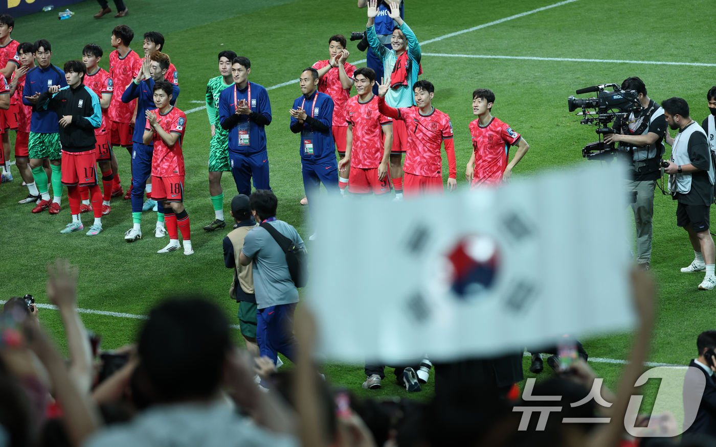 (서울=뉴스1) 이승배 기자 = 10일 오후 서울 마포구 상암동 서울월드컵경기장에서 열린 2026 국제축구연맹(FIFA) 북중미 월드컵 아시아 3차 예선 B조 10차전 대한민국과 …