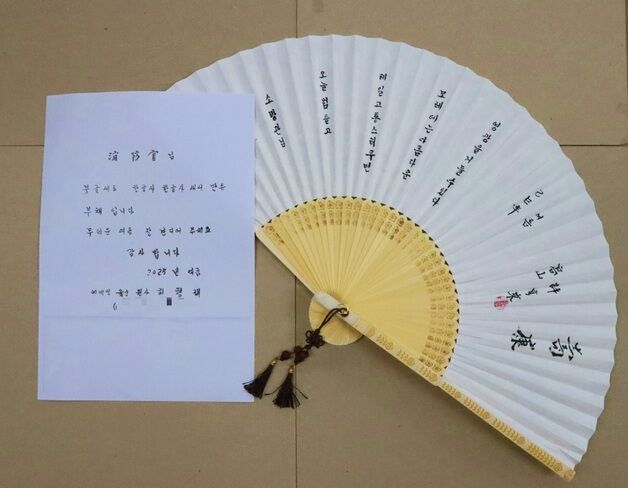 "무더운 여름 잘 견디길"…예비역 원사가 '부채'로 소방에 전한 위로