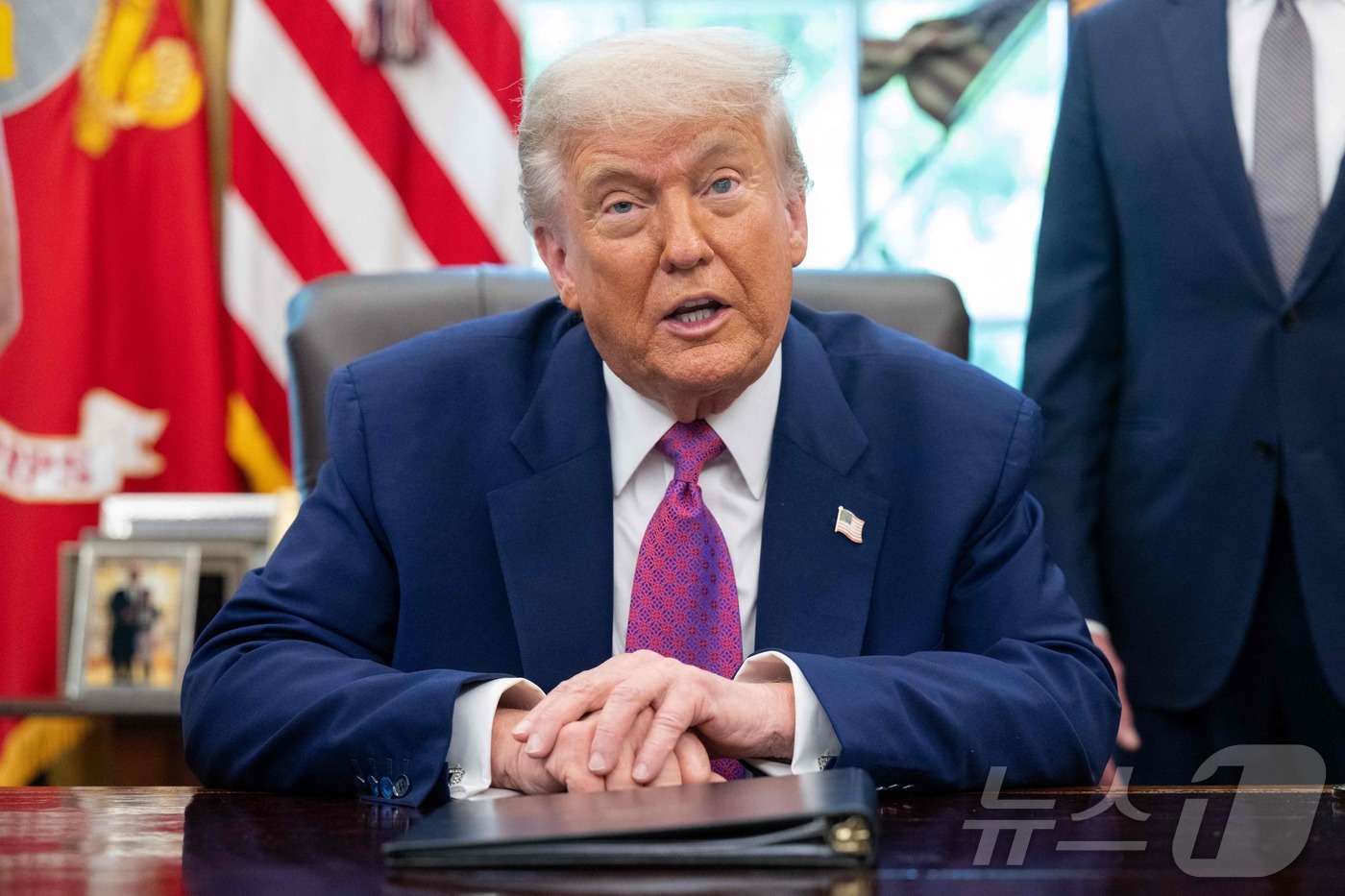 (워싱턴DC AFP=뉴스1) 류정민 특파원 = 도널드 트럼프 미국 대통령이 10일(현지시간) 워싱턴DC 백악관 오벌오피스에서 캘리포니아주 로스앤젤레스(LA)에 주방위군을 투입한 것 …