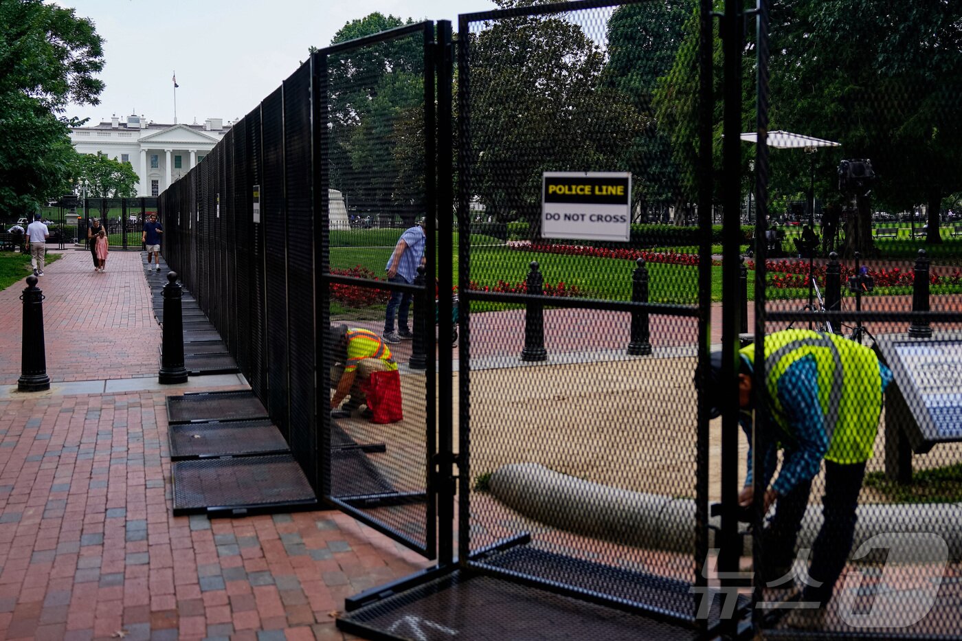 본문 이미지 - 오는 14일(현지시간) 미국 워싱턴 D.C.에서 열리는 미 육군 창설 250주년 기념 퍼레이드를 앞두고 지난 9일 작업자들이 백악관 단지 주변에 보안 울타리를 설치하고 있다. 2025.06.09 ⓒ 로이터=뉴스1 ⓒ News1 류정민 특파원