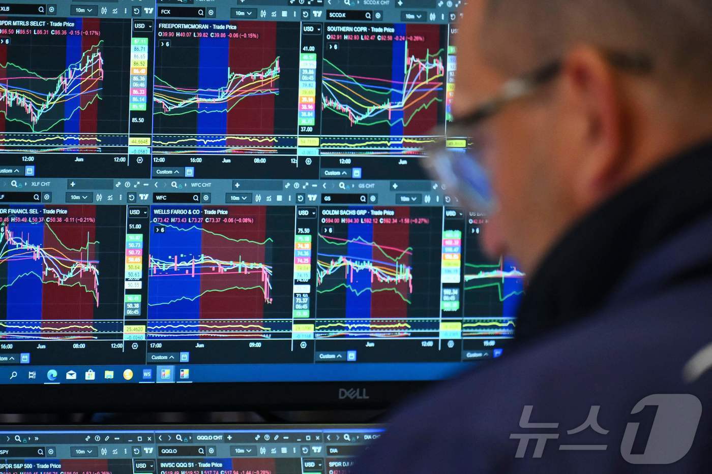 본문 이미지 - 한 트레이더가 뉴욕증권거래소&#40;NYSE&#41;에서 일하고 있다. ⓒ AFP=뉴스1