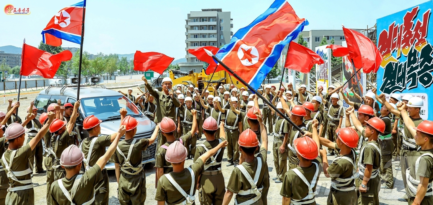 (평양 노동신문=뉴스1) = 북한 노동당 기관지 노동신문은 11일 강동군 병원과 종합봉사소 건설에 투입된 군인 건설자들의 열기가 뜨겁다고 보도했다. [국내에서만 사용가능. 재배포 …