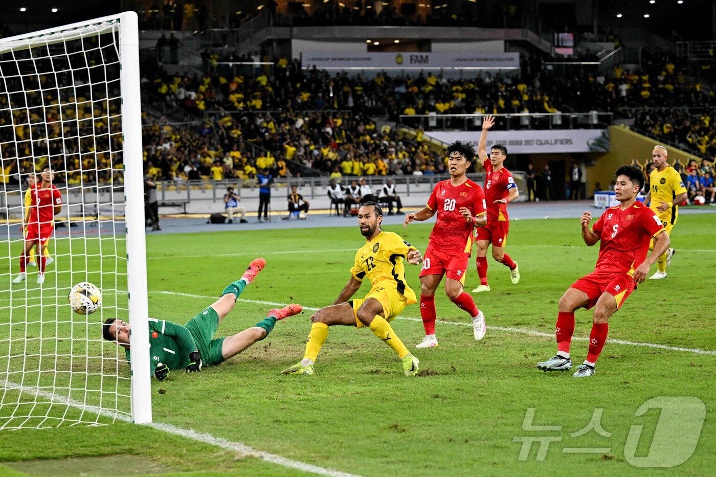 본문 이미지 - 김상식 감독이 이끄는 베트남이 10일 열린 2027 AFC 아시안컵 최종예선 F조 2차전에서 말레이시아에 0-4로 대패했다. ⓒ AFP=뉴스1