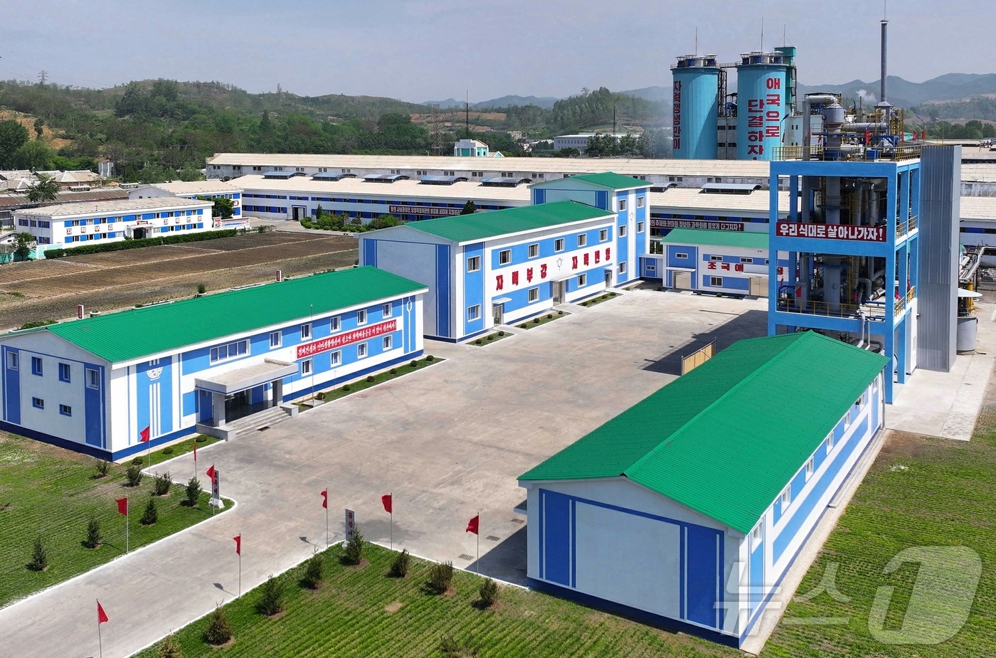 (평양 노동신문=뉴스1) = 북한 노동당 기관지 노동신문은 11일 최근 흥남비료연합기업소에 멜라민수지생산공정이 건설된 것을 언급하며 "화학공업의 주체화 실현을 위한 또 하나의 획기 …