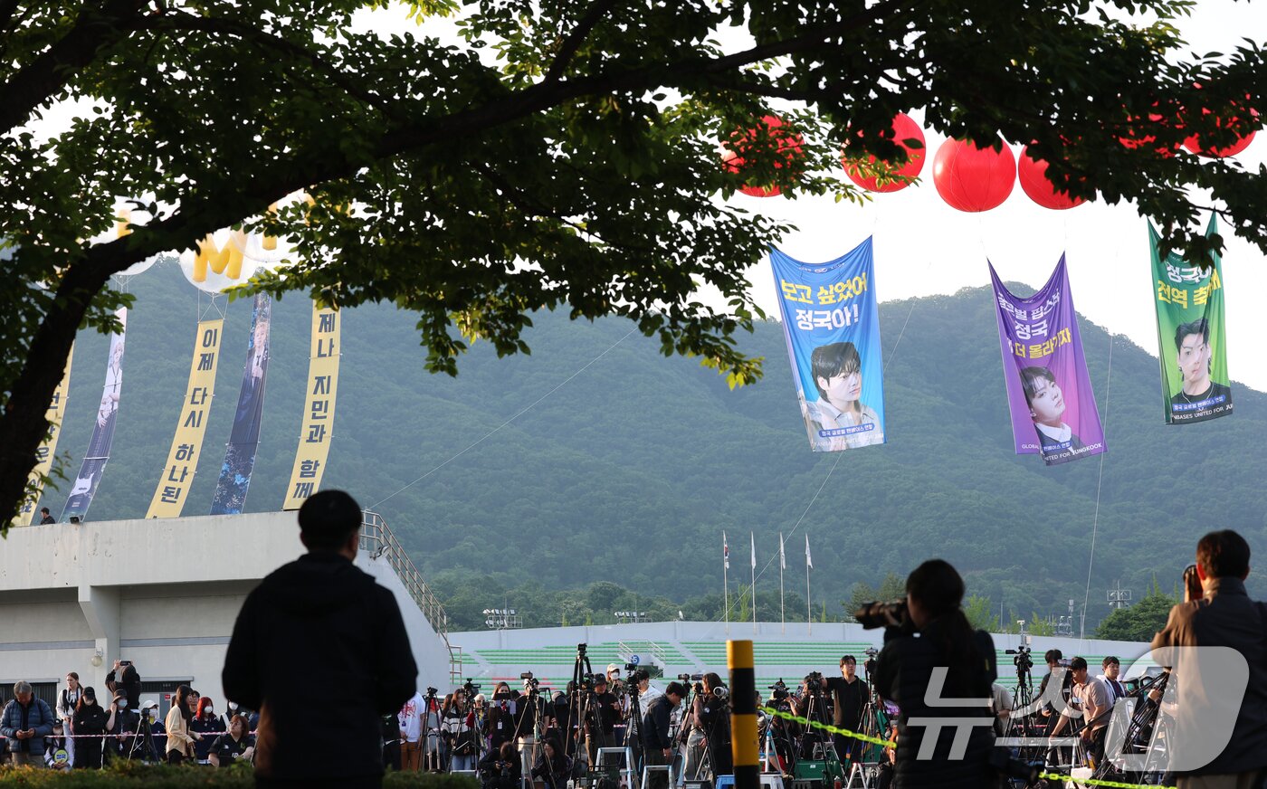본문 이미지 - 방탄소년단&#40;BTS&#41;의 지민과 정국이 제대하는 11일 오전 경기도 연천군 연천공설운동장에 아미&#40;방탄소년단 팬덤명&#41;가 준비한 응원 현수막이 하늘 높이 펄럭이고 있다. 2025.6.11/뉴스1 ⓒ News1 권현진 기자