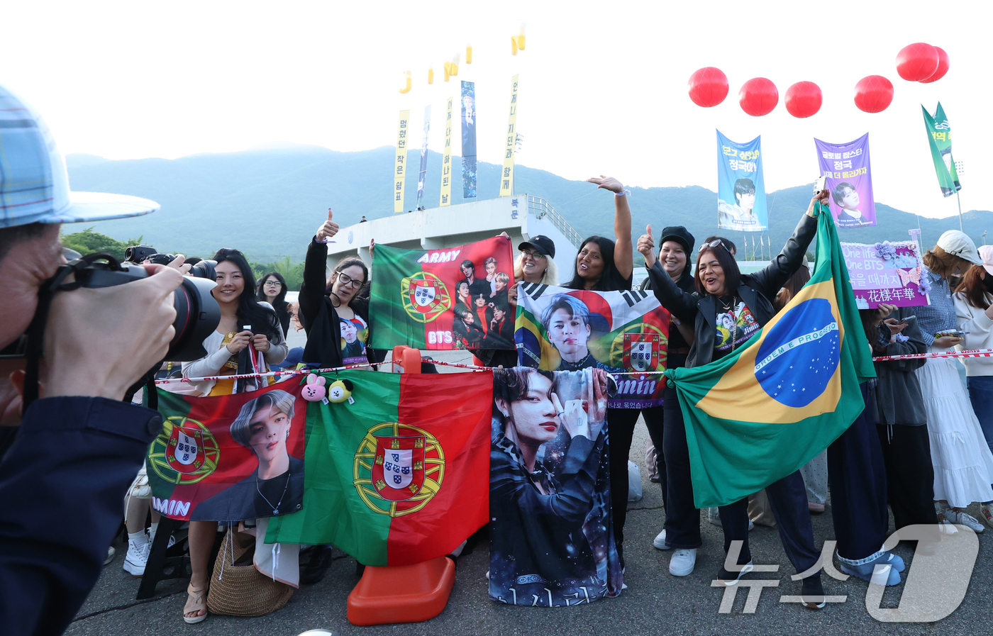 (연천=뉴스1) 권현진 기자 = 방탄소년단(BTS)의 지민과 정국이 제대하는 11일 오전 경기도 연천군 연천공설운동장에 아미(방탄소년단 팬덤명)들이 현수막을 들고 두 사람을 응원하 …