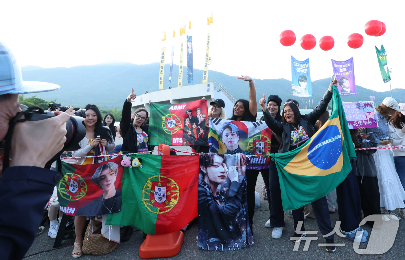 (연천=뉴스1) 권현진 기자 = 방탄소년단(BTS)의 지민과 정국이 제대하는 11일 오전 경기도 연천군 연천공설운동장에 아미(방탄소년단 팬덤명)들이 현수막을 들고 두 사람을 응원하 …