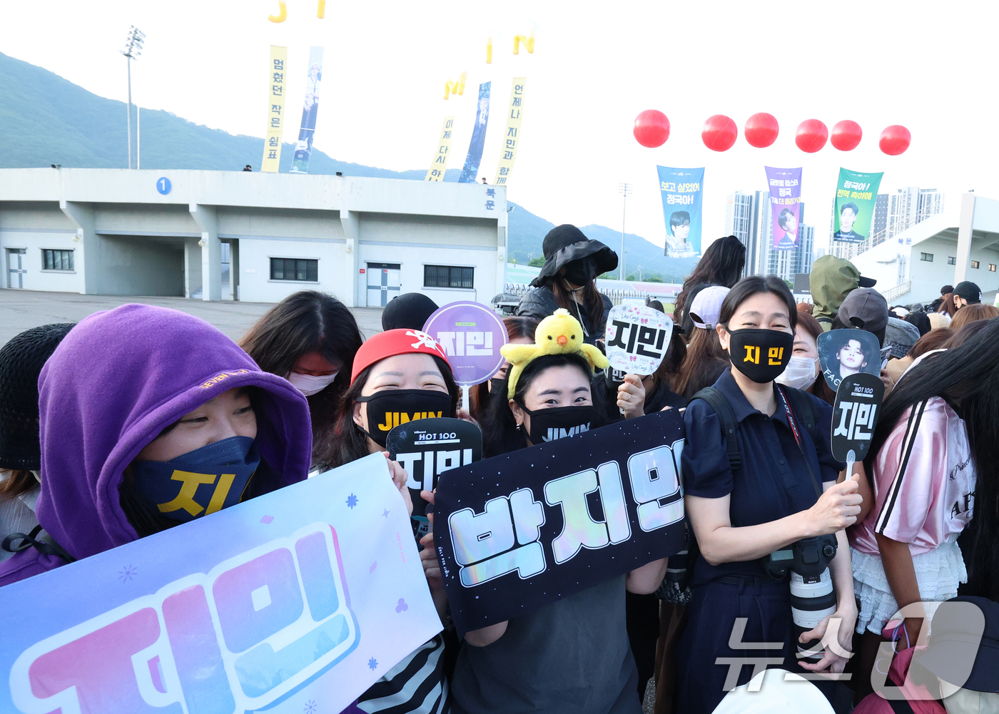 (연천=뉴스1) 권현진 기자 = 방탄소년단(BTS)의 지민과 정국이 제대하는 11일 오전 경기도 연천군 연천공설운동장에 아미들(방탄소년단 팬덤명)이 지민을 응원하고 있다. 2025 …