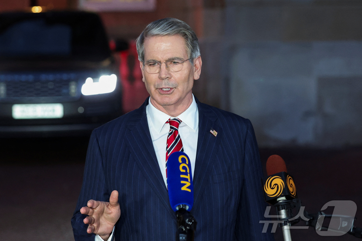 (런던 로이터=뉴스1) 류정민 특파원 = 스콧 베센트 미국 재무장관이 10일(현지시간) 영국 런던에서 열린 미중 간 무역협상 이틀째 회의에 참석한 뒤 기자 질문에 답하고 있다. 베 …