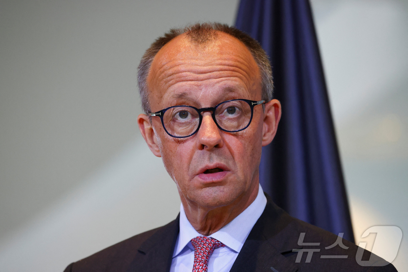 (베를린 로이터=뉴스1) 강민경 기자 = 프리드리히 메르츠 독일 총리가 10일 베를린 총리실에서 기자회견을 하고 있다. 2025.6.10ⓒ 로이터=뉴스1