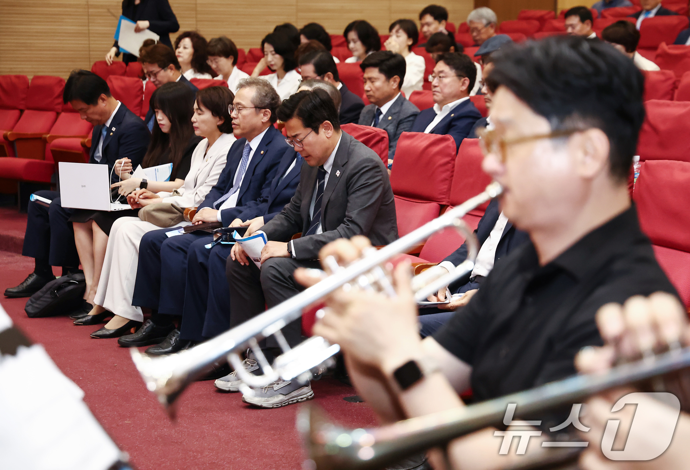 (서울=뉴스1) 김민지 기자 = 박찬대 더불어민주당 대표 직무대행 겸 원내대표를 비롯한 의원들이 11일 오전 서울 여의도 국회 의원회관에서 열린 민주당 조찬기도회에서 기도하고 있다 …