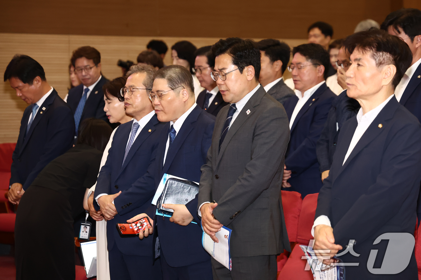 (서울=뉴스1) 김민지 기자 = 박찬대 더불어민주당 대표 직무대행 겸 원내대표가 11일 오전 서울 여의도 국회 의원회관에서 열린 민주당 조찬기도회에서 기도하고 있다. 2025.6. …