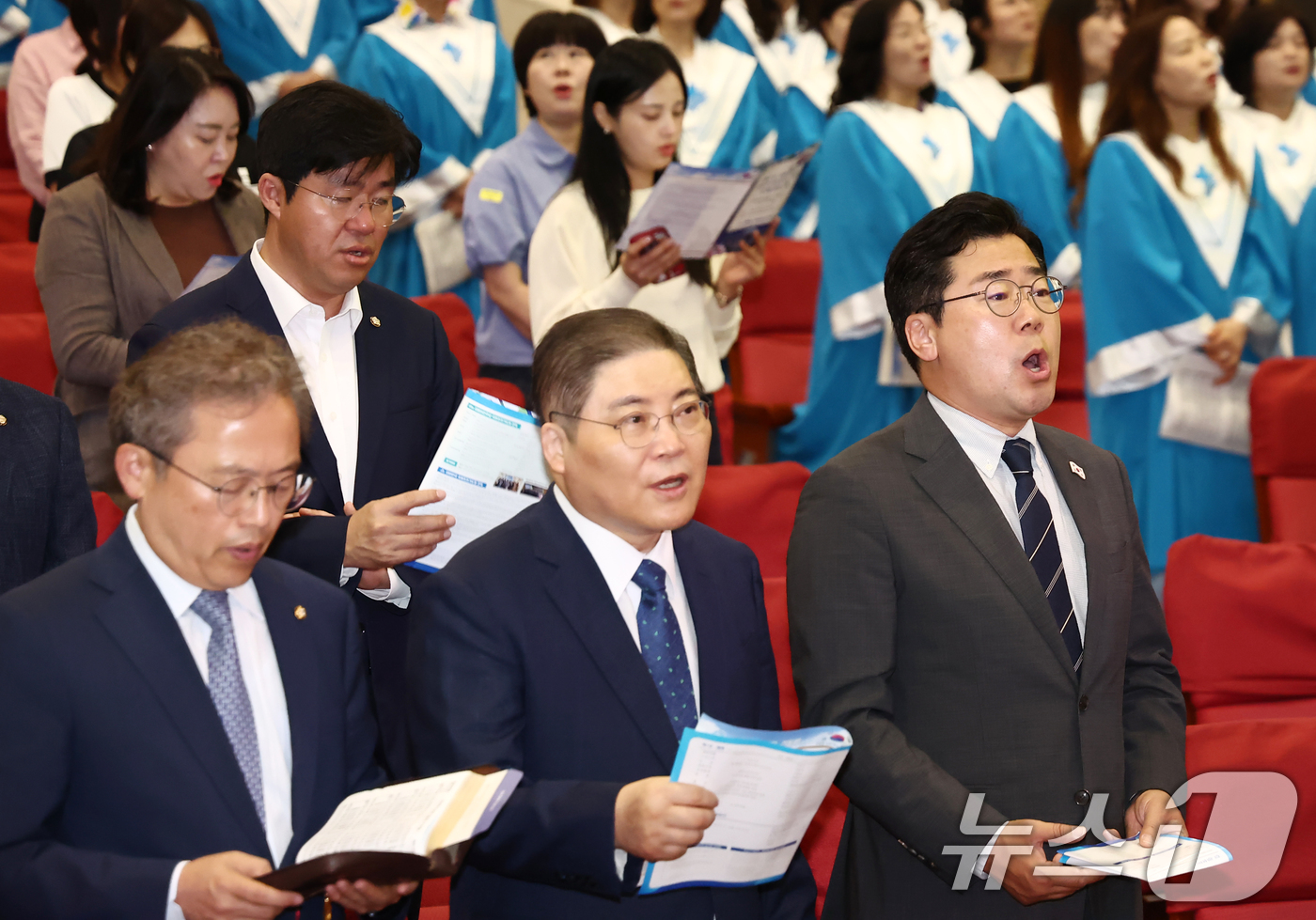 (서울=뉴스1) 김민지 기자 = 박찬대 더불어민주당 대표 직무대행 겸 원내대표가 11일 오전 서울 여의도 국회 의원회관에서 열린 민주당 조찬기도회에서 찬송가를 부르고 있다. 202 …