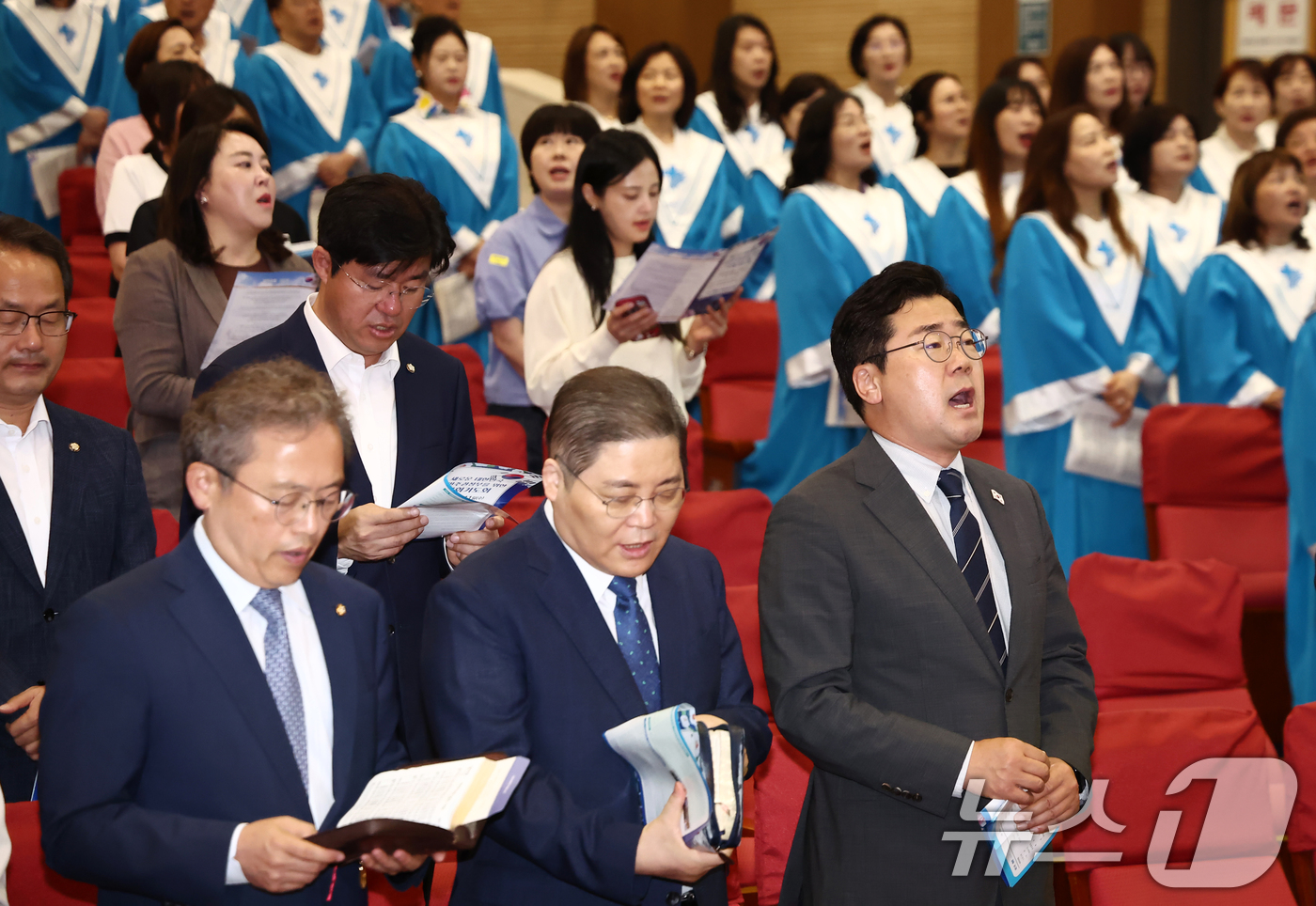 (서울=뉴스1) 김민지 기자 = 박찬대 더불어민주당 대표 직무대행 겸 원내대표가 11일 오전 서울 여의도 국회 의원회관에서 열린 민주당 조찬기도회에서 찬송가를 부르고 있다. 202 …