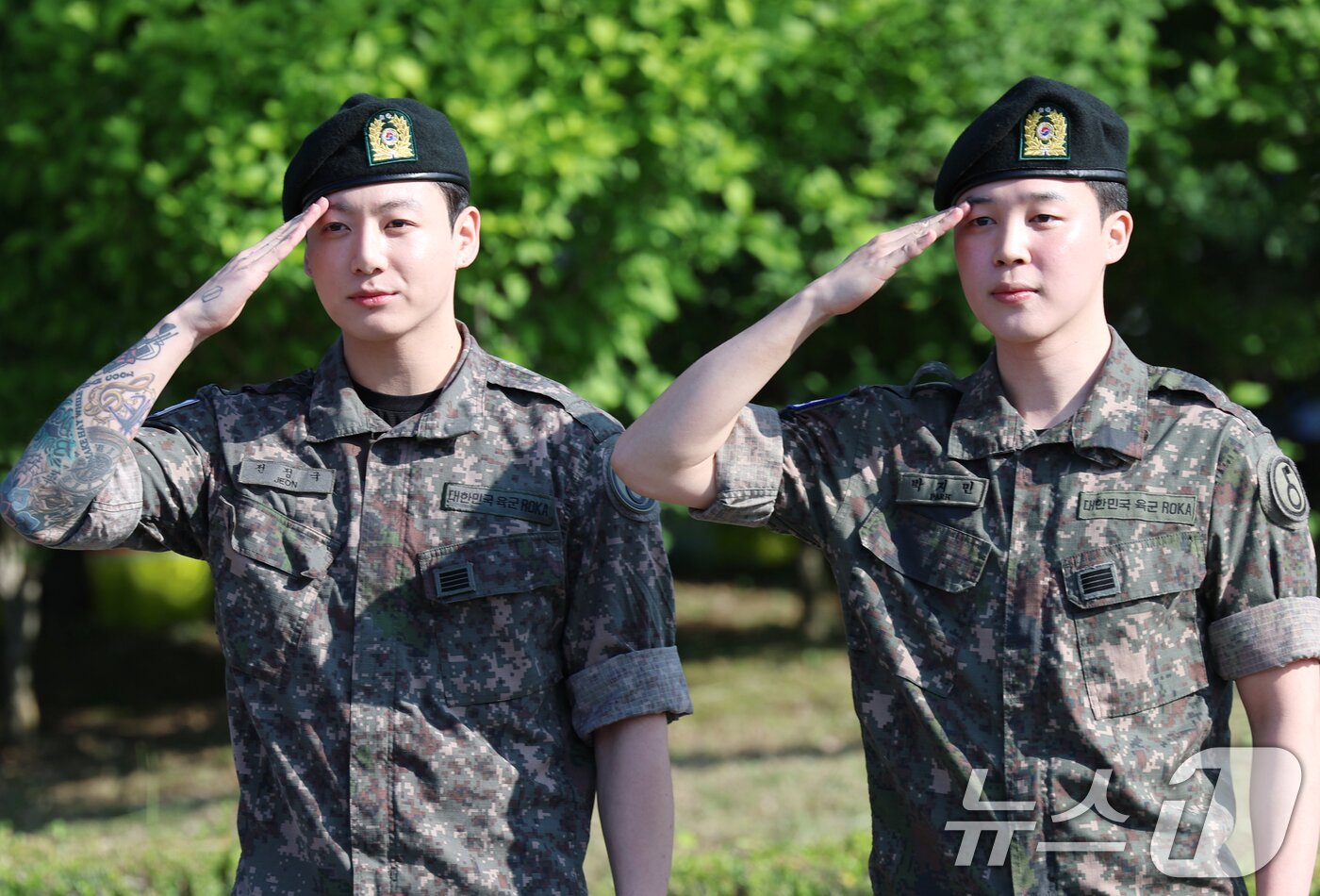 본문 이미지 - 방탄소년단&#40;BTS&#41;의 정국과 지민&#40;오른쪽&#41;이 11일 오전 경기도 연천군 연천공설운동장에서 군복무를 마친 뒤 전역 인사를 전하고 있다. ⓒ News1 권현진 기자