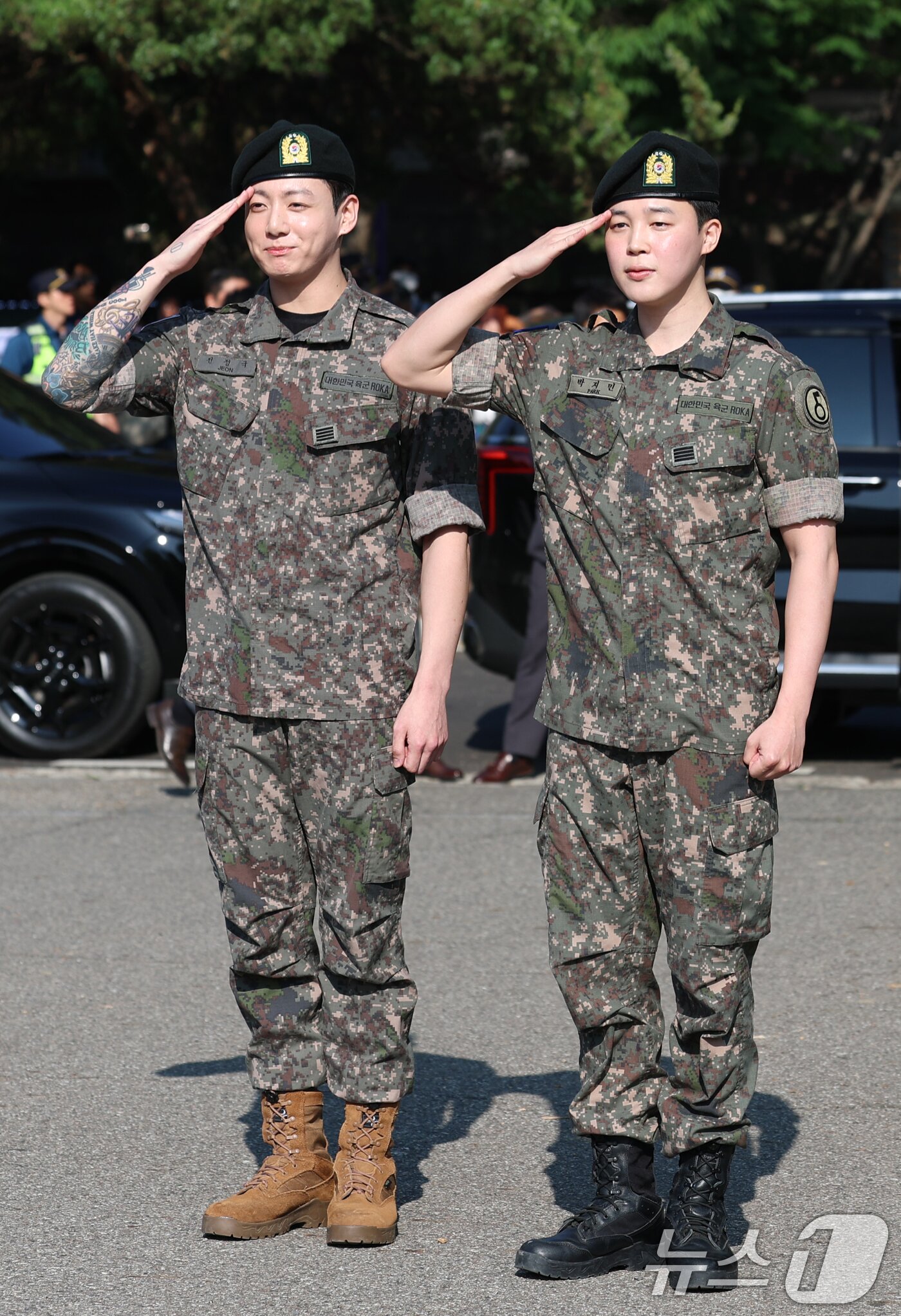 본문 이미지 - 방탄소년단&#40;BTS&#41;의 정국과 지민&#40;오른쪽&#41;이 11일 오전 경기도 연천군 연천공설운동장에서 군 복무를 마친 뒤 군복무를 마친 뒤 전역 인사를 전하고 있다. 정국과 지민은 지난 2023년 12월 입대해 경기도 연천에 위치한 육군 제5보병사단에서 약 1년 7개월간 병역의 의무를 성실히 수행했다. 2025.6.11/뉴스1 ⓒ News1 권현진 기자