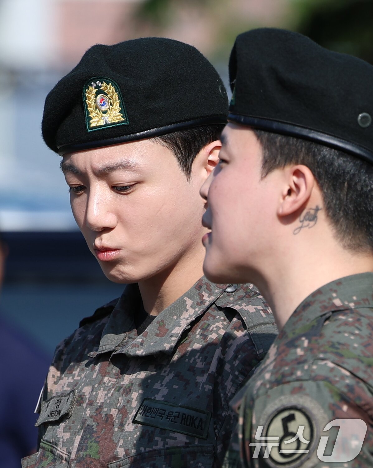 본문 이미지 - 방탄소년단&#40;BTS&#41;의 정국과 지민&#40;오른쪽&#41;이 11일 오전 경기도 연천군 연천공설운동장에서 군복무를 마친 뒤 전역 인사를 전하고 있다. ⓒ News1 권현진 기자