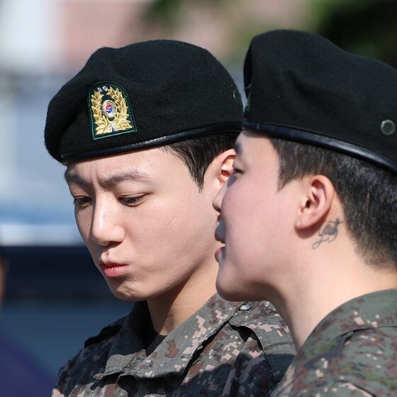 [뉴스1 PICK]'군대가 쉽진 않았다'…지민·정국, 1년 7개월 만기 전역…팬들 눈물