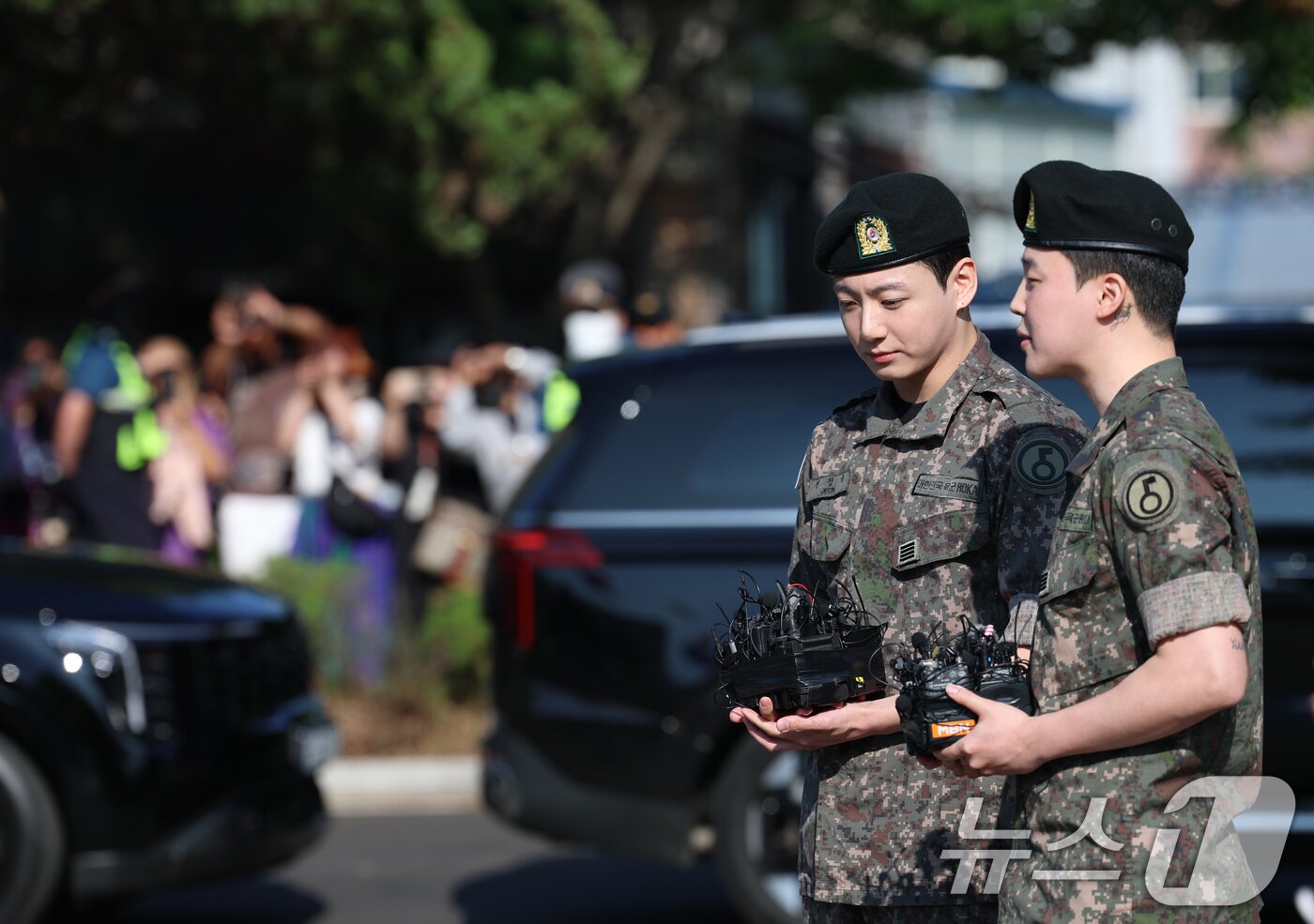 본문 이미지 - 방탄소년단&#40;BTS&#41;의 정국과 지민&#40;오른쪽&#41;이 11일 오전 경기도 연천군 연천공설운동장에서 군복무를 마친 뒤 전역 인사를 전하고 있다. ⓒ News1 권현진 기자