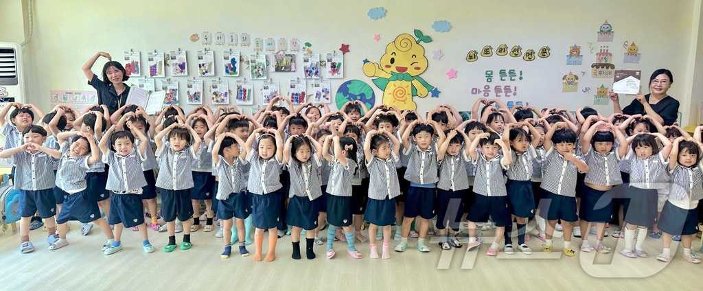 (대전=뉴스1) 이동원 기자 = 굿네이버스 대전충북사업본부는10일 청주시 서원구에 위치한 충청BR어린이집이‘‘좋은이웃유아기관 나눔 캠페인에 동참했다고 밝혔다,사진은 현판 전달식 진 …