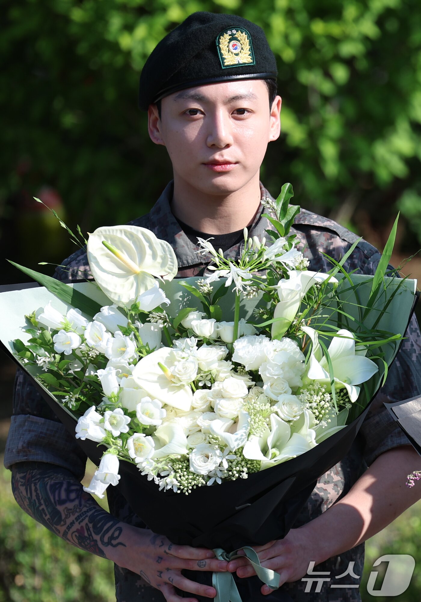 본문 이미지 - 방탄소년단&#40;BTS&#41;의 정국이 11일 오전 경기도 연천군 연천공설운동장에서 군복무를 마친 뒤 전역 인사를 하고 있다.  ⓒ News1 권현진 기자
