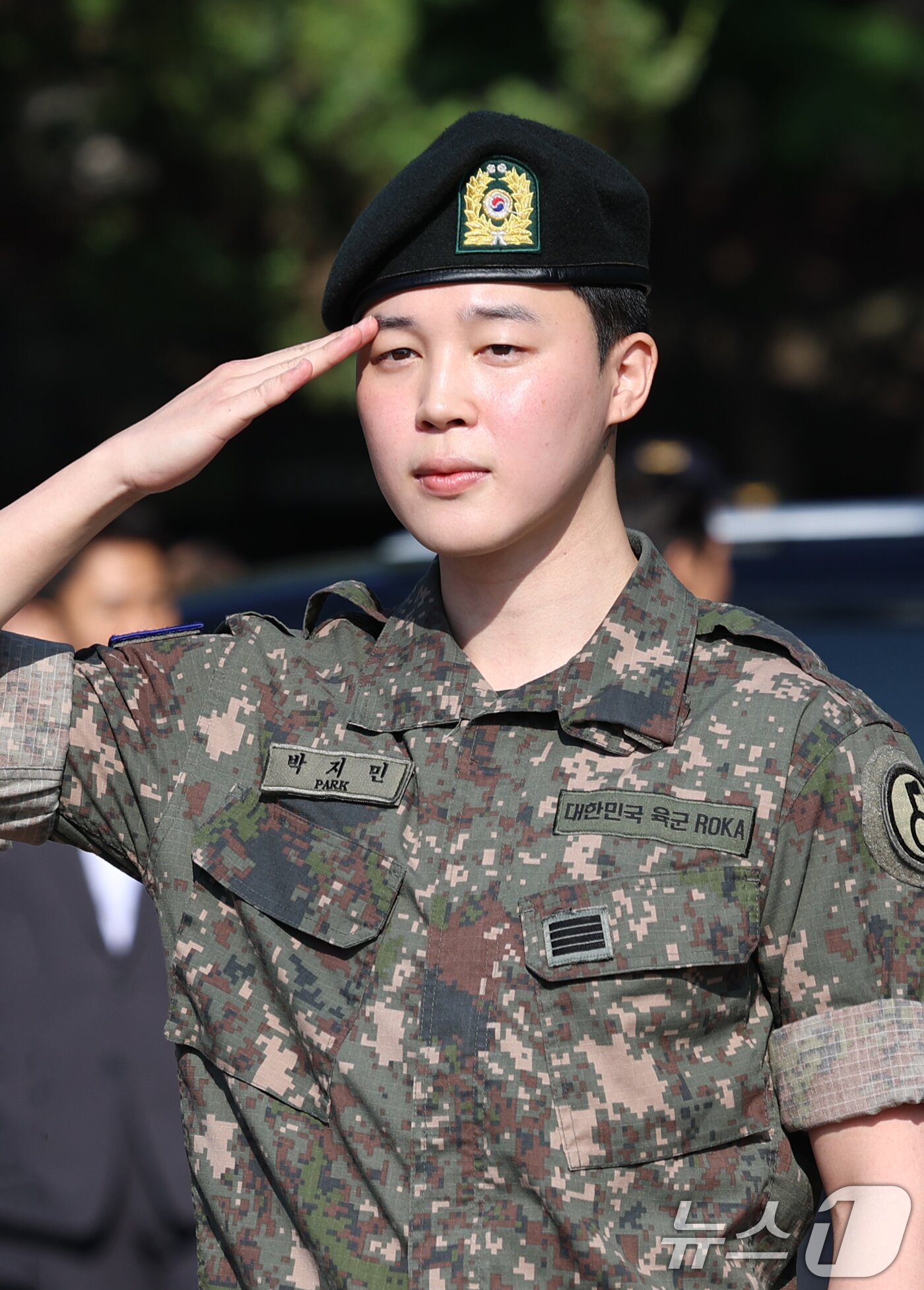 본문 이미지 - 방탄소년단&#40;BTS&#41;의 지민이 11일 오전 경기도 연천군 연천공설운동장에서 군 복무를 마친 뒤 군복무를 마친 뒤 전역 인사를 하고 있다. 정국과 지민은 지난 2023년 12월 입대해 경기도 연천에 위치한 육군 제5보병사단에서 약 1년 7개월간 병역의 의무를 성실히 수행했다. 2025.6.11/뉴스1 ⓒ News1 권현진 기자