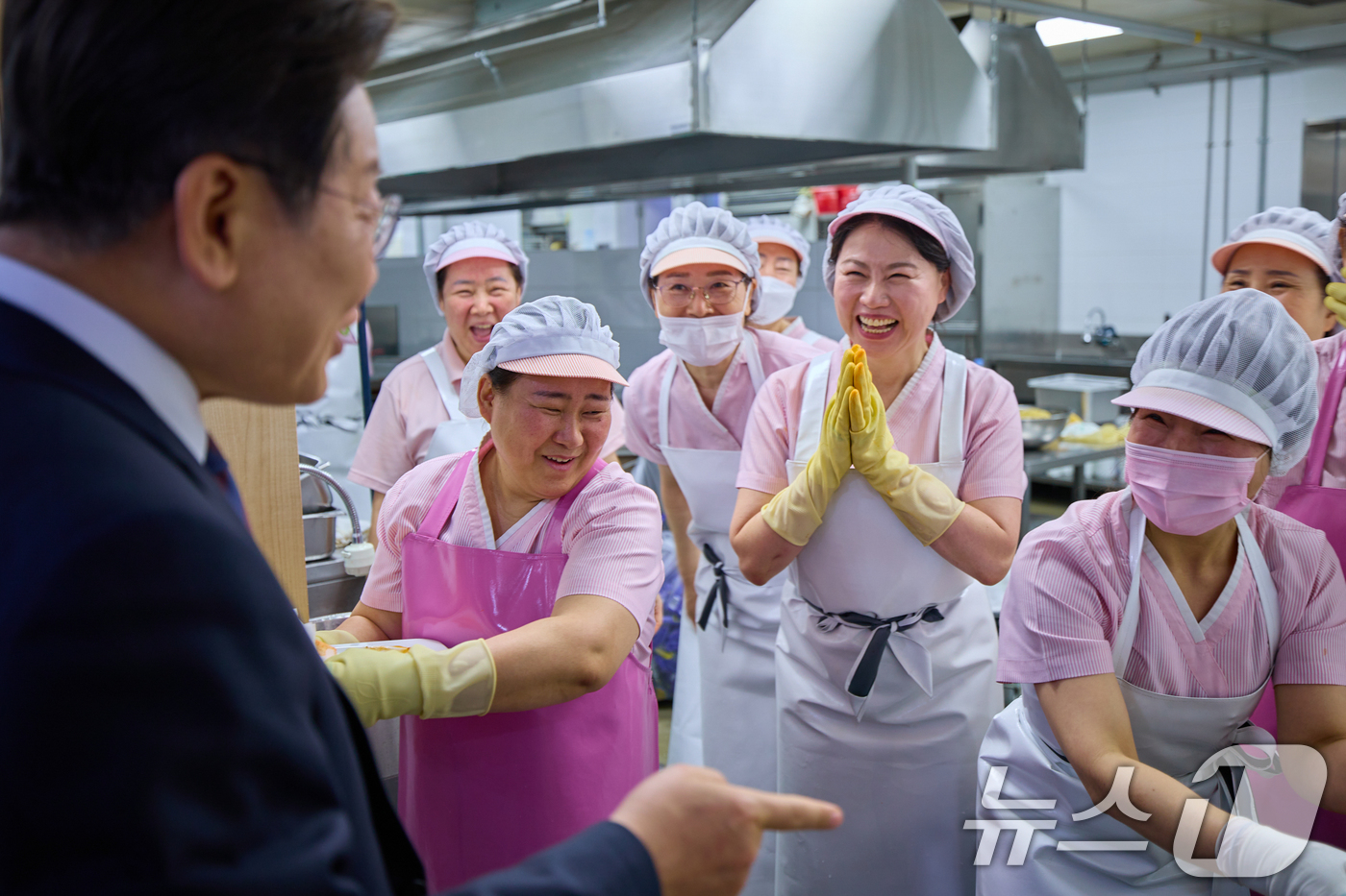 (서울=뉴스1) 허경 기자 = 이재명 대통령이 지난 10일 서울 용산구 대통령실 청사에서 구내식당을 방문해 직원들과 대화하고 있다. (대통령실 제공. 재판매 및 DB 금지) 202 …
