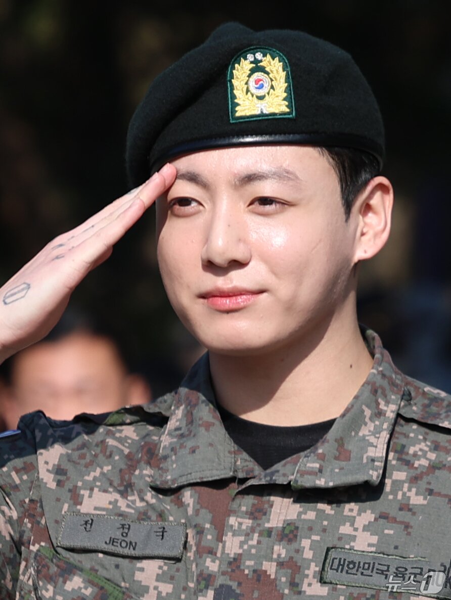 본문 이미지 - 방탄소년단&#40;BTS&#41;의 정국이 11일 오전 경기도 연천군 연천공설운동장에서 군복무를 마친 뒤 전역 인사를 하고 있다. 정국과 지민은 지난 2023년 12월 입대해 경기도 연천에 위치한 육군 제5보병사단에서 약 1년 7개월간 병역의 의무를 성실히 수행했다. 2025.6.11/뉴스1 ⓒ News1 권현진 기자