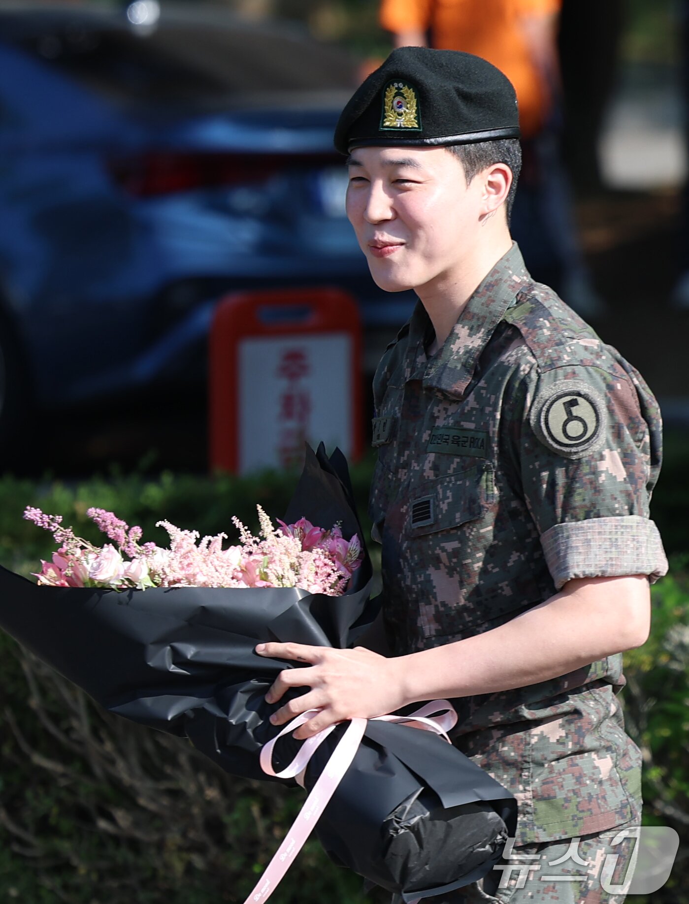 본문 이미지 - 방탄소년단&#40;BTS&#41;의 지민이 11일 오전 경기도 연천군 연천공설운동장에서 군 복무를 마친 뒤 전역 인사를 하고 있다. ⓒ News1 권현진 기자