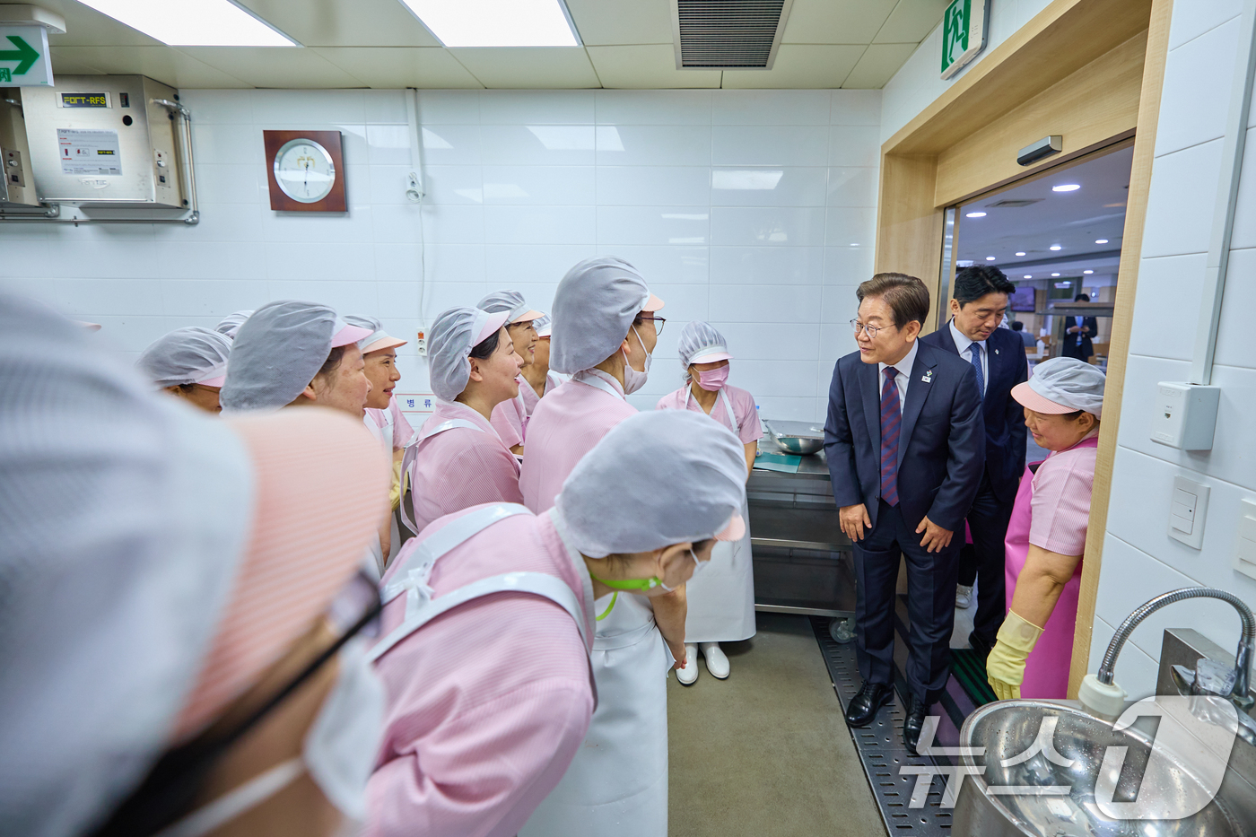 (서울=뉴스1) 허경 기자 = 이재명 대통령이 지난 10일 서울 용산구 대통령실 청사에서 구내식당을 방문해 직원들과 대화하고 있다. (대통령실 제공. 재판매 및 DB 금지) 202 …