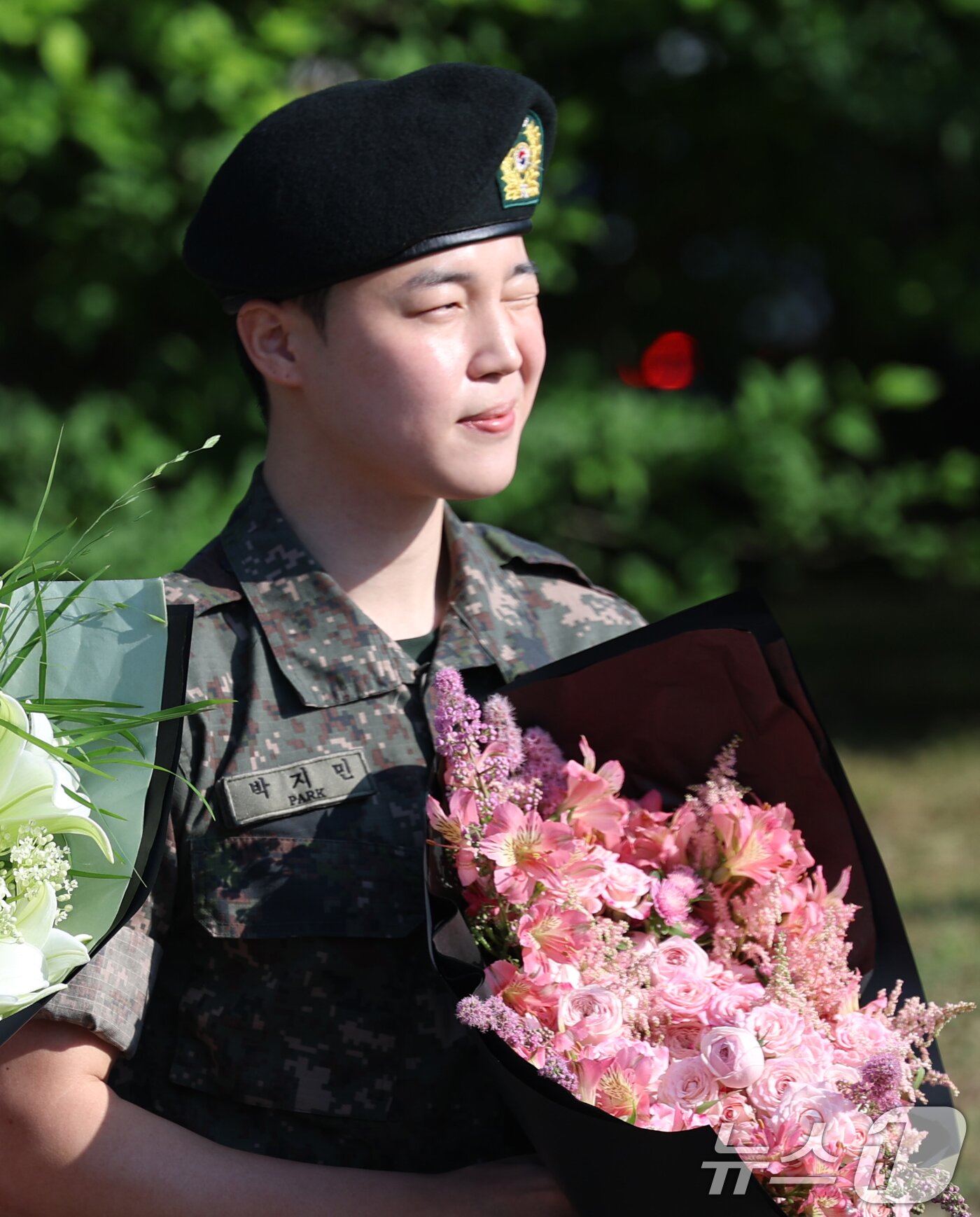 본문 이미지 - 방탄소년단&#40;BTS&#41;의 지민이 11일 오전 경기도 연천군 연천공설운동장에서 군복무를 마친 뒤 전역 인사를 하고 있다. ⓒ News1 권현진 기자