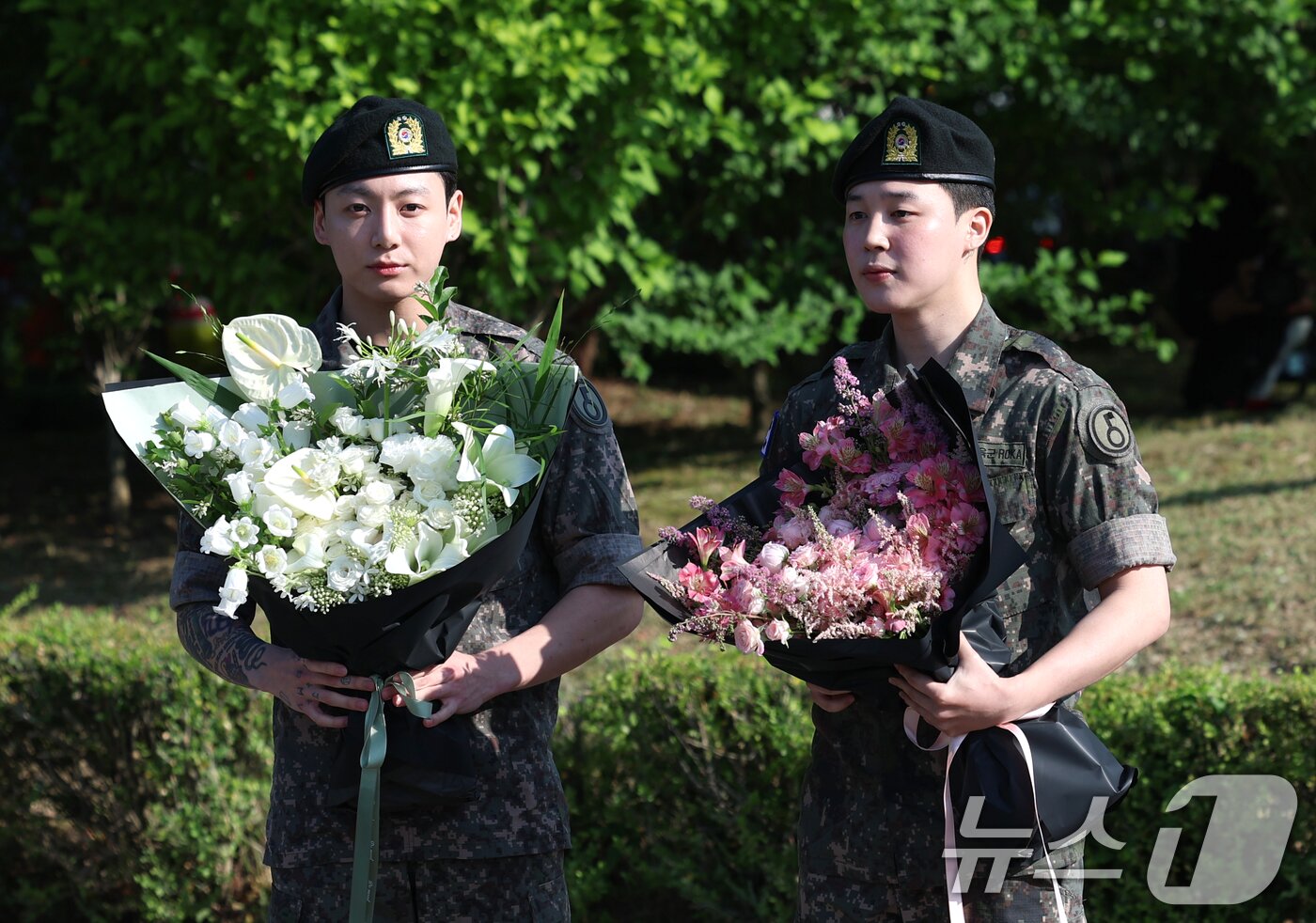 본문 이미지 - 방탄소년단&#40;BTS&#41;의 정국과 지민&#40;오른쪽&#41;이 11일 오전 경기도 연천군 연천공설운동장에서 군 복무를 마친 뒤 전역 인사를 하고 있다. ⓒ News1 권현진 기자